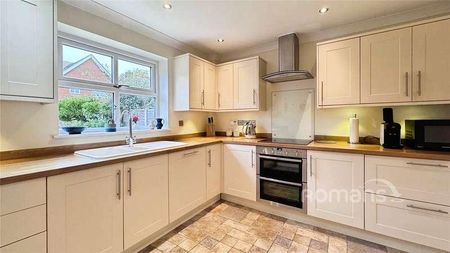 Verge Walk, Aldershot, Hampshire, GU11 - Photo 5