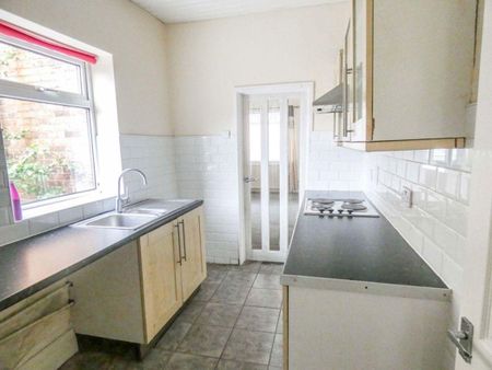 2 bed terraced house to rent in DH4 - Photo 2