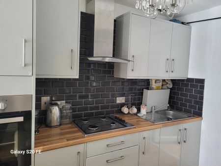 2 bedroom semi-detached house to rent - Photo 5