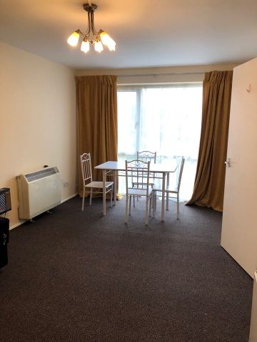 1 Bed Flat, Dellow Close, IG2 - Photo 2