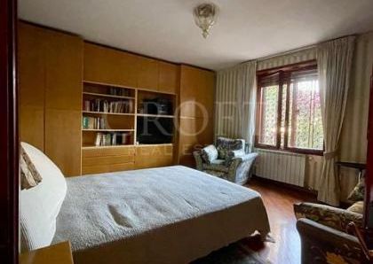 Monteverde Vecchio-Terrace: Furnished 2 Bedroom, 2 Bath, spacious kitchen, living, large private terrace and garden. Bright, silent, near shops, services and transport, located on a quite street in a well kept building. Possible parking. Ref 2375