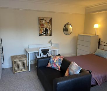 Room 2: 40A Farnham Road, Guildford, GU2 4JN - Photo 4