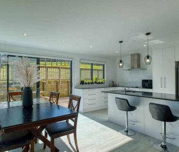 Bright and Spacious Modern Home - Photo 4