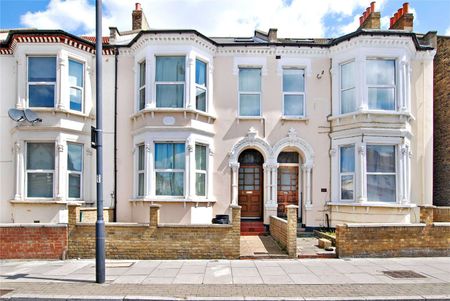 Three bedroom furnished flat, perfect for sharers and moments from Tooting Bec. - Photo 2