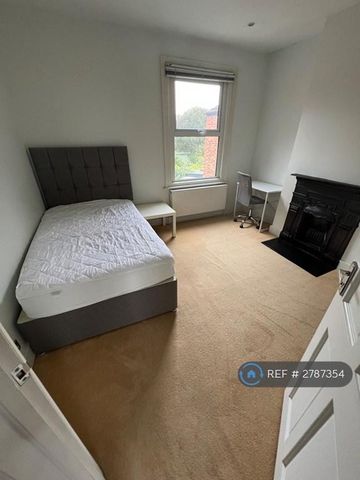 2 bedroom flat to rent - Photo 2