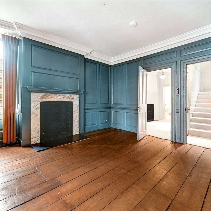 A beautifully restored townhouse offering contemporary living in the heart of Soho. - Photo 1