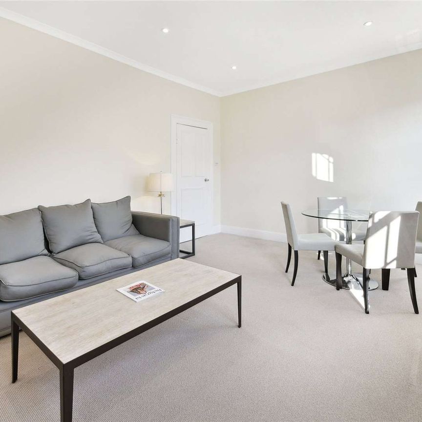 A bright and spacious two bedroom apartment situated on Ebury Street in South Belgravia. - Photo 1