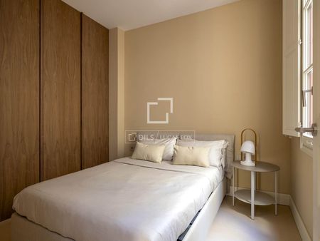 Luxury apartment, fully renovated, 3 bedrooms, 250 square meters, designer furniture for rent in Eixample Derecho - Photo 3