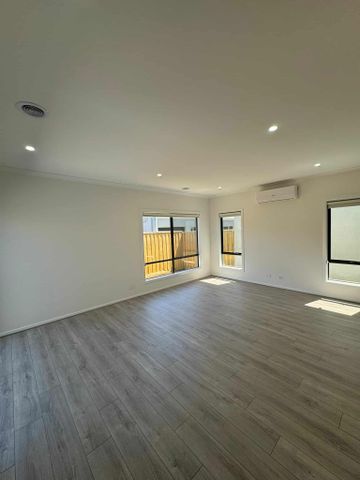 6 Arvo Way, Berwick VIC 3806 - House For Rent | Domain - Photo 4