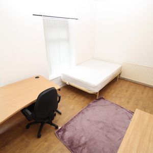 House - Terraced For Rent Laura Street, Pontypridd - Photo 2