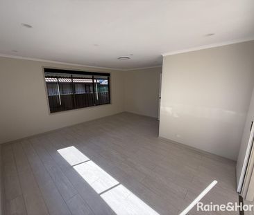 Spacious 3-Bedroom Family Home with Pool in Prime Glenfield Location - Photo 1