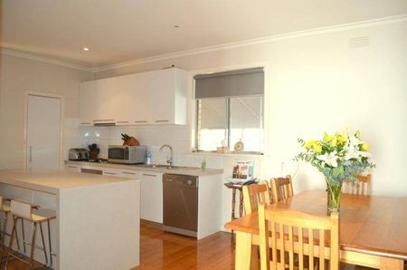 Great Location Walking Distance To CBD. - Photo 4