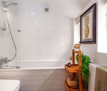 Beautiful Victorian terrace in a sought-after cul-de-sac - Photo 4