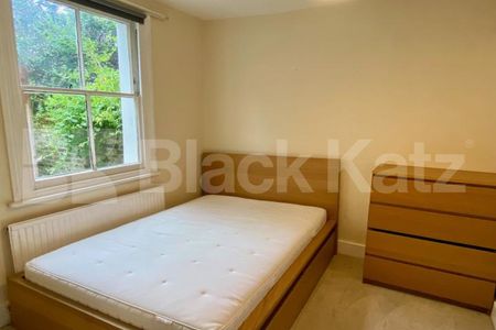 Georgian Townhouse, triplex, four double bedrooms, two bathrooms & Patio Garden - Photo 3