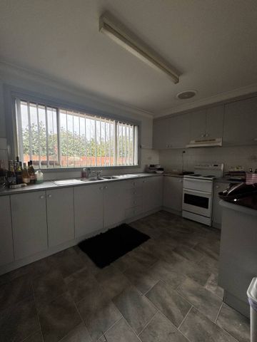 Low maintenance close to town! - Photo 4