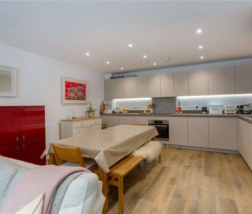 An attractive two bedroom maisonette found on the south side of Tun... - Photo 5