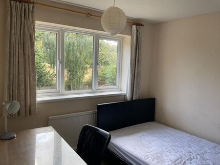 4 bedroom semi-detached house to rent - Photo 3