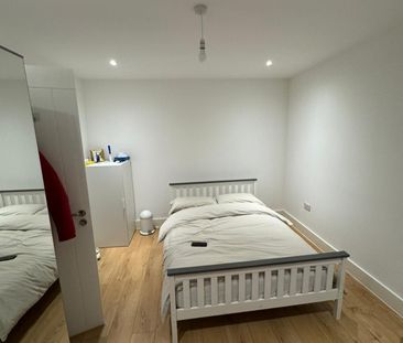 Ensuite -double bedroom to let close to barking side station- 850 pcm - Photo 4