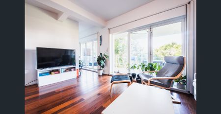 Pet friendly two bed apartment just moments from the water - Photo 2