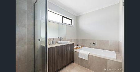 Stylish Family Living with Space and Comfort - Photo 3