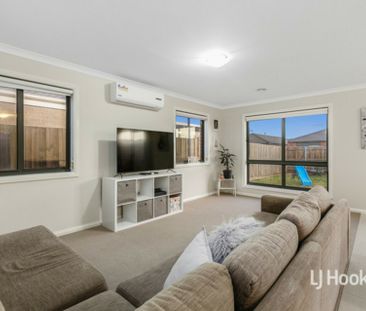 35 Toolern Waters Drive, Weir Views VIC, Belconnen - Photo 3