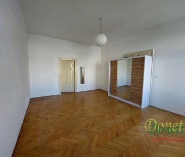 Pronájem pěkného bytu 2+1 po rekonstrukci – Masarykovo náměstí, HK - Photo 1