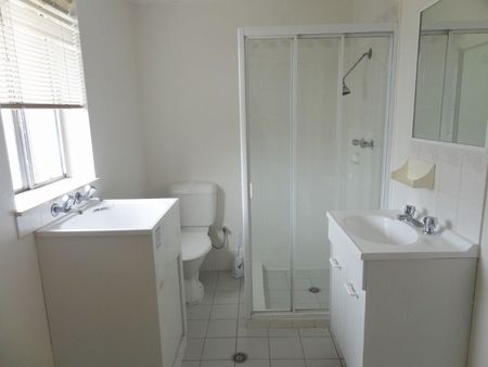 Tidy one bedroom unit with Lock up garage - Photo 5
