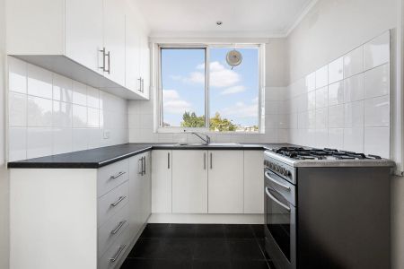 Light-Filled Two-Bedroom Apartment in the Heart of Prahran - Photo 3