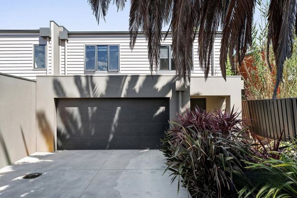 Modern Townhouse - Close to Bendigo Hospital - Photo 1