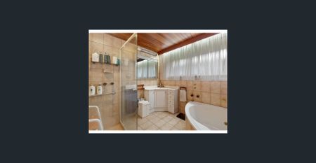 🏡 Spacious 4br Family Home Opposite Lochiel Park! 🌳 - Photo 4