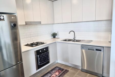 MODERN TWO BEDROOM APARTMENT! - Photo 2