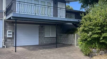 Spacious 4-Bedroom Home with Stunning Lake Views - Photo 4