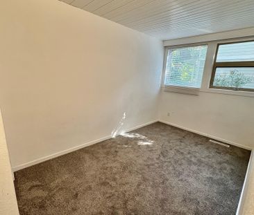 Serene Townhome – Convenient Location - Photo 2