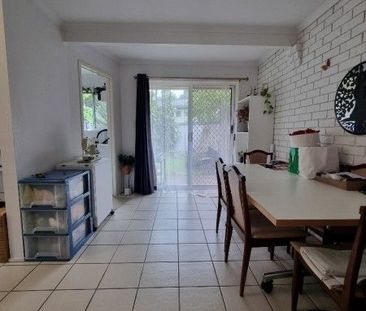 SUNNYBANK HILLS PRIMARY SCHOOL CATCHMENT -3 BEDROOMS TOWNHOUSE - Photo 2