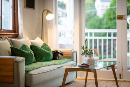 Fully furnished charming cottage in prime location! - Photo 2