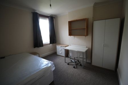 5 Bed Semi-Detached House, Longmead Avenue, BS7 - Photo 2