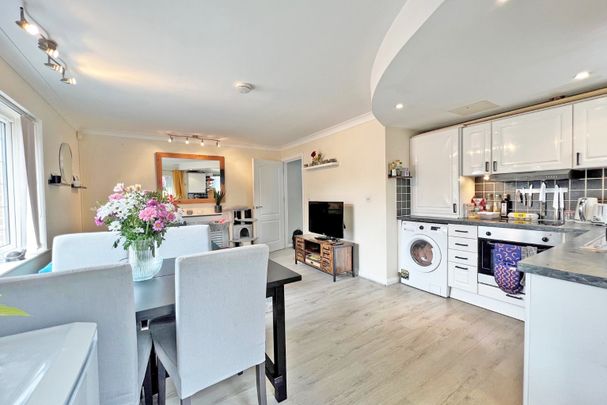 2 bed flat to rent in Robin Hill House,monteagle Lane,yateley,GU46 6NB - Photo 1