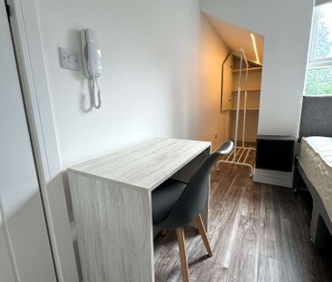 Stunning Room with Private En-Suite – Just 5 Minutes from Watford G... - Photo 6