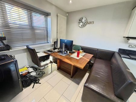 3 bedroom House To Let Total Size: 969 SQ FT - Photo 2