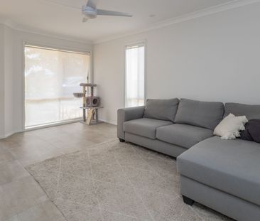 3 Bedroom townhouse with ducted air-conditioning and communal pool - Photo 1