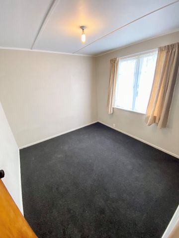 This three bedroom brick home, has been tastefully renovated with fresh clean interior tones and lovely new carpet in the last year. - Photo 2