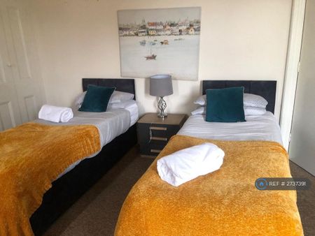 1 bedroom in a flat share to rent - Photo 2