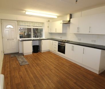 Broadgate Lane, LS18 - Photo 4