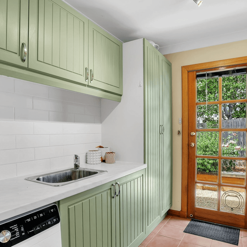 Convenient. Cosy. Views. - Photo 1