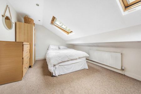 3 bedroom flat to rent - Photo 4