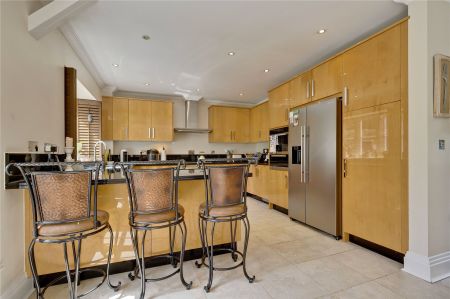 The Barn, Kings Drive, KT12 - Photo 2