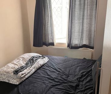 3 Bed Semi-Detached House, Sutton, CR0 - Photo 4