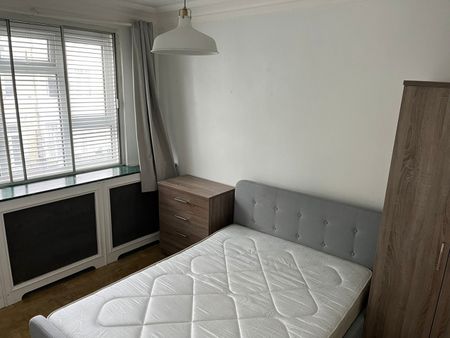 3 Bed Flat, Orpen House, SW5 - Photo 3