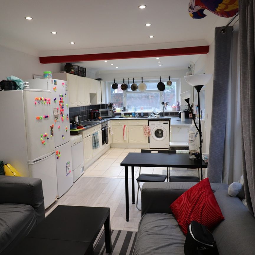 6 Bed Terraced House, Tennyson Road, SO17 - Photo 1