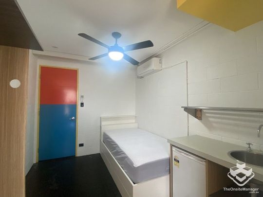 Furnished Oversize Studio Available 26/11/2025 - Photo 1